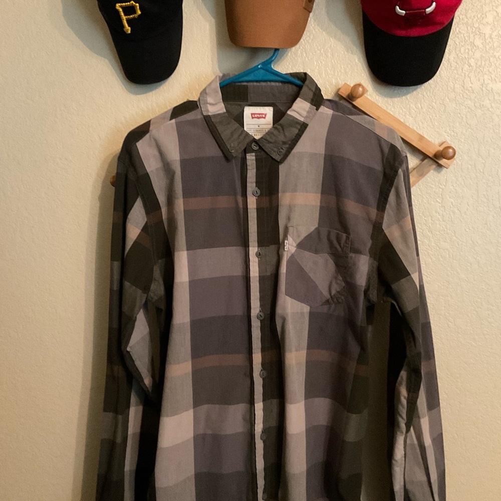 Men’s Levi shirt